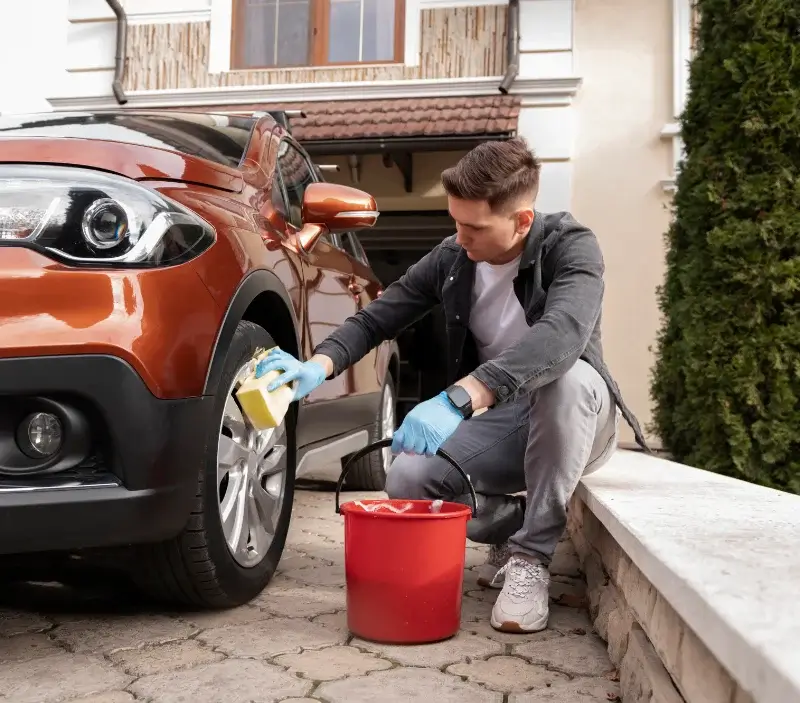 Lavage auto à domicile Château-Landon : professionnel intervenant sur un véhicule